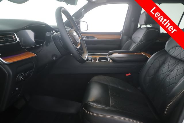 Used 2025 Jeep Grand Wagoneer Series III w/ Rear Seat Video Group 1 AWD/4WD image 17