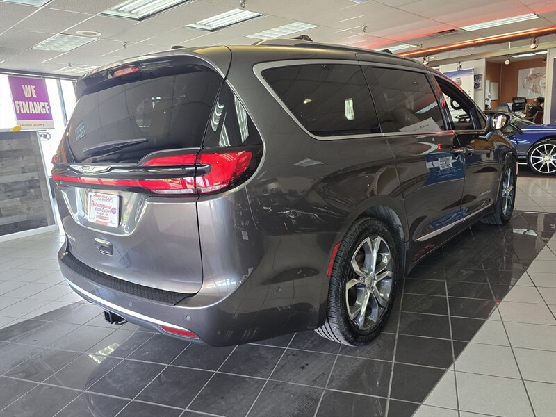 Used 2022 Chrysler Pacifica Pinnacle FWD image 4