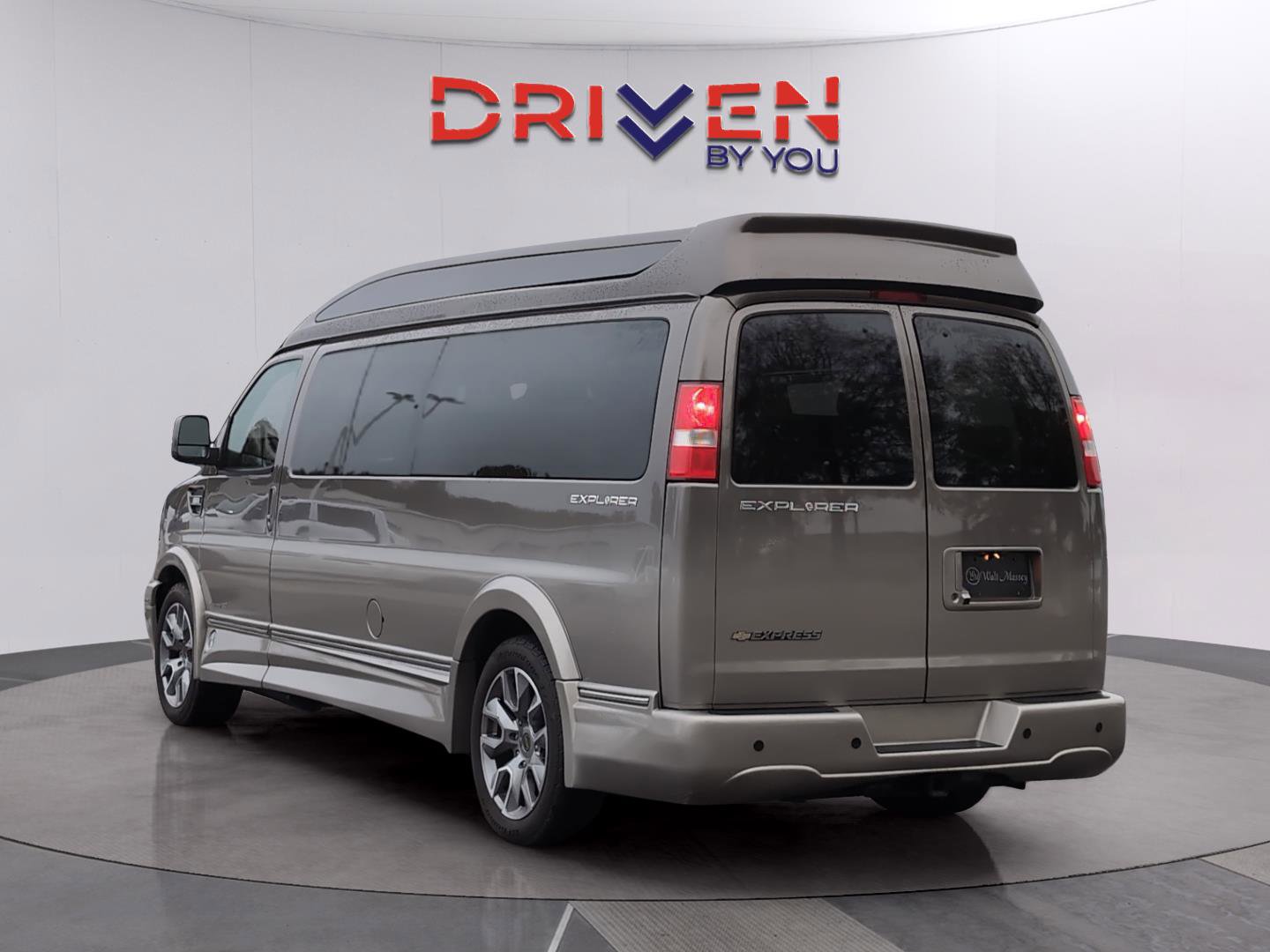 Used 2022 Chevrolet Express 2500 Extended w/ Enhanced Convenience Package image 3