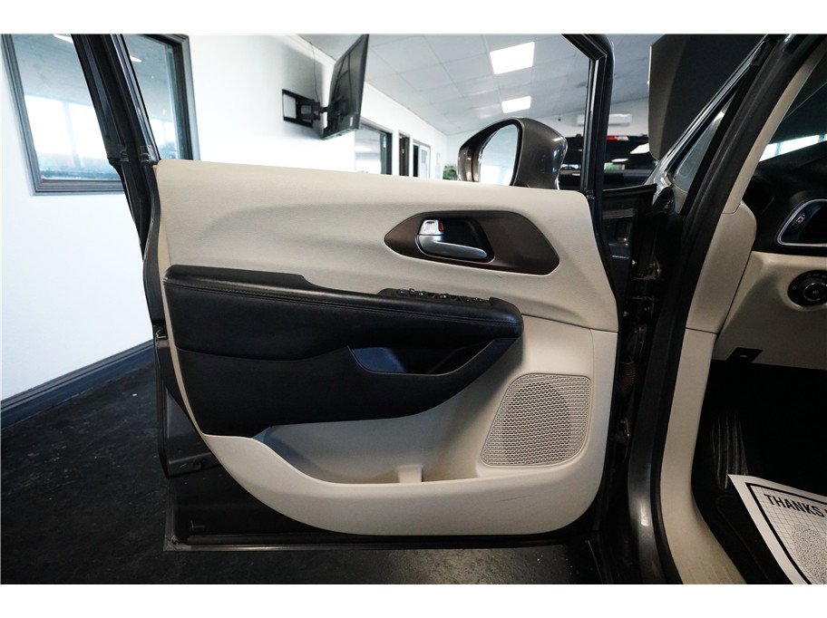 Used 2017 Chrysler Pacifica Touring-L image 16