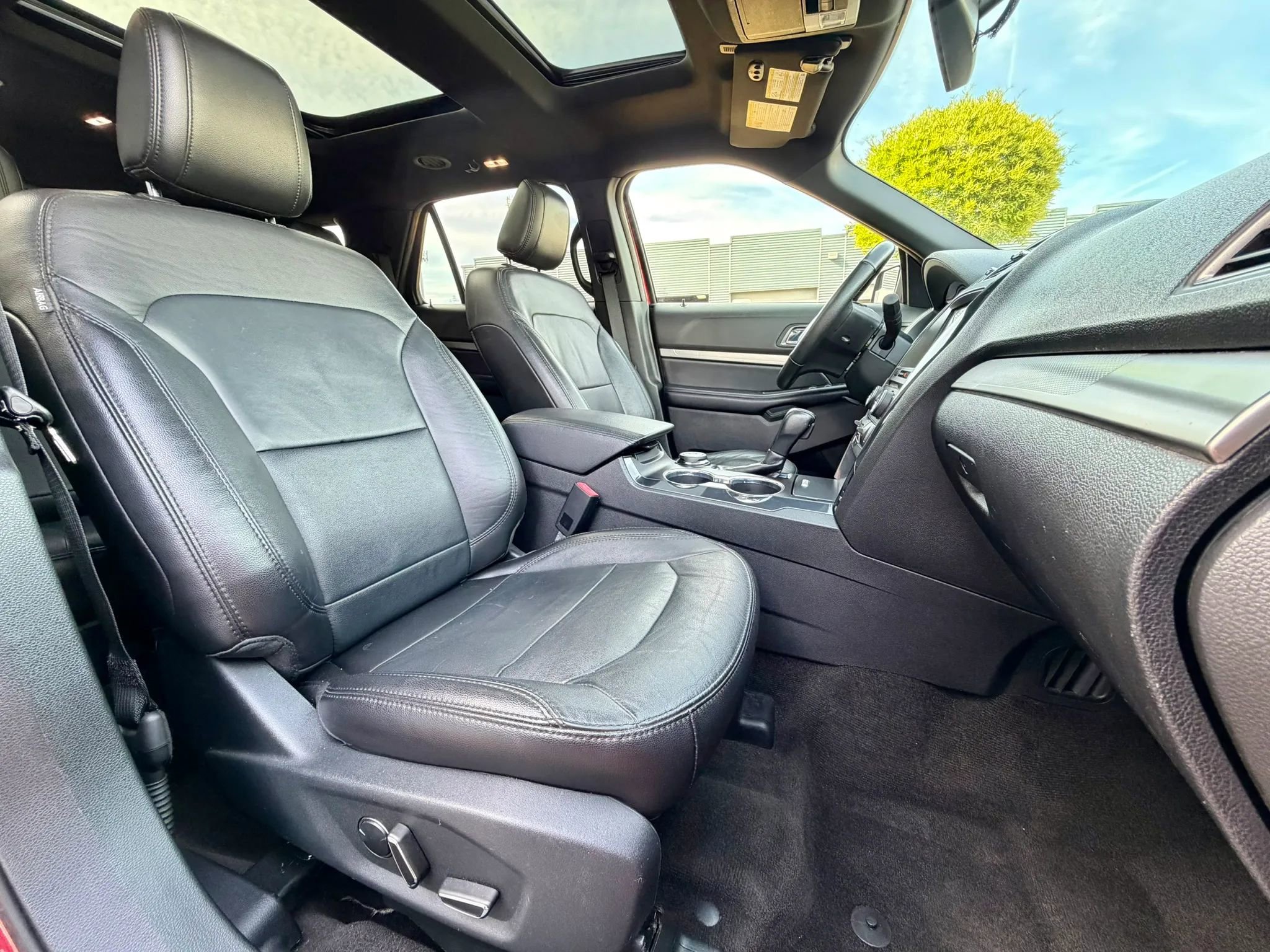 Used 2018 Ford Explorer XLT w/ Equipment Group 202A AWD/4WD image 24