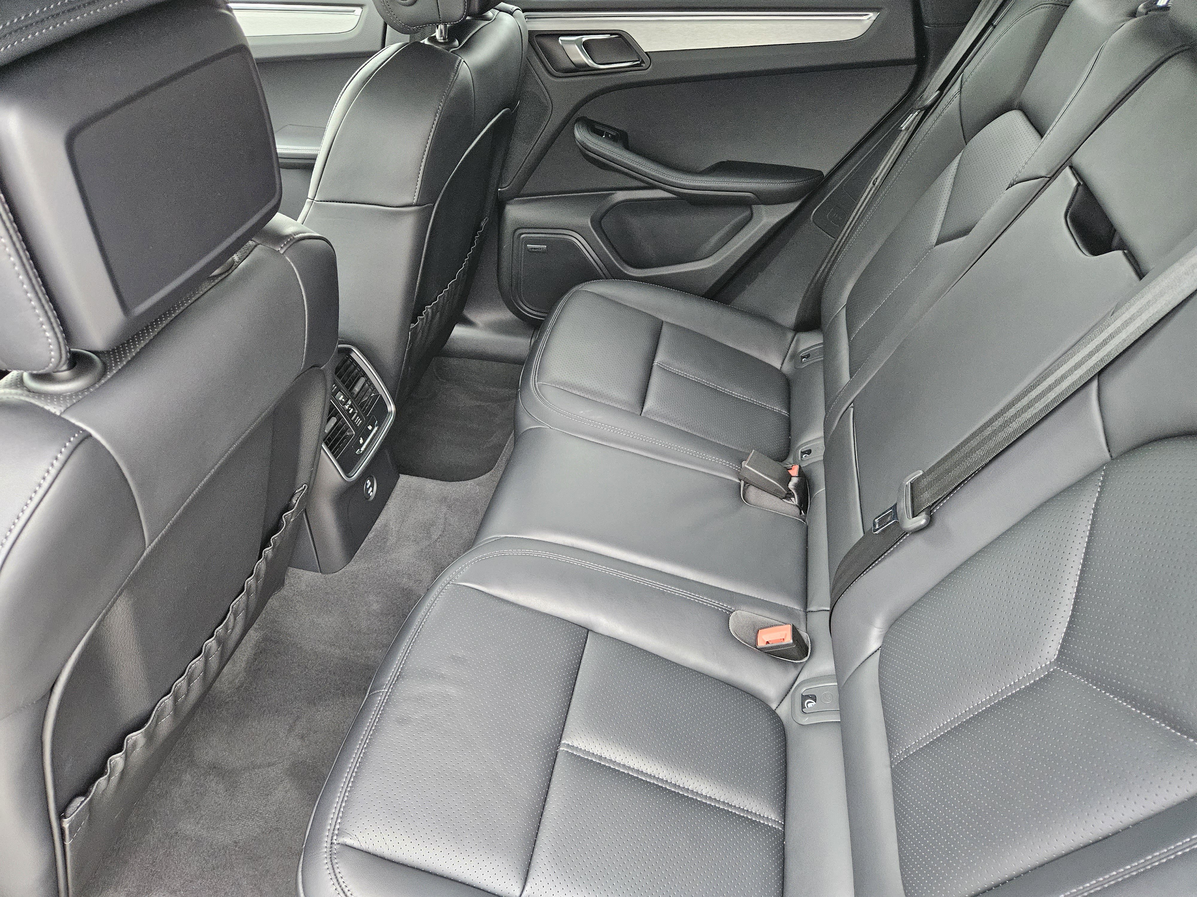 Certified 2026 Porsche Macan AWD/4WD image 28