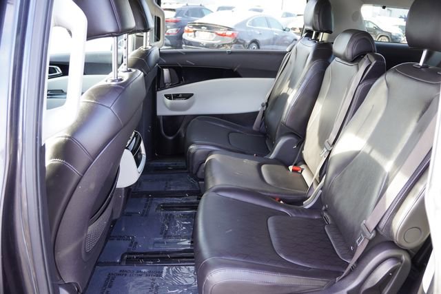 Used 2023 Kia Carnival EX image 16