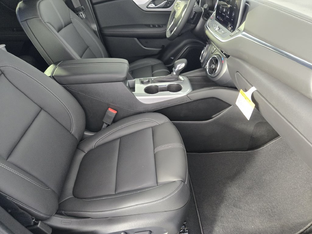 New 2026 Chevrolet Blazer LT w/ LPO, Black Grille Bar Package FWD image 18