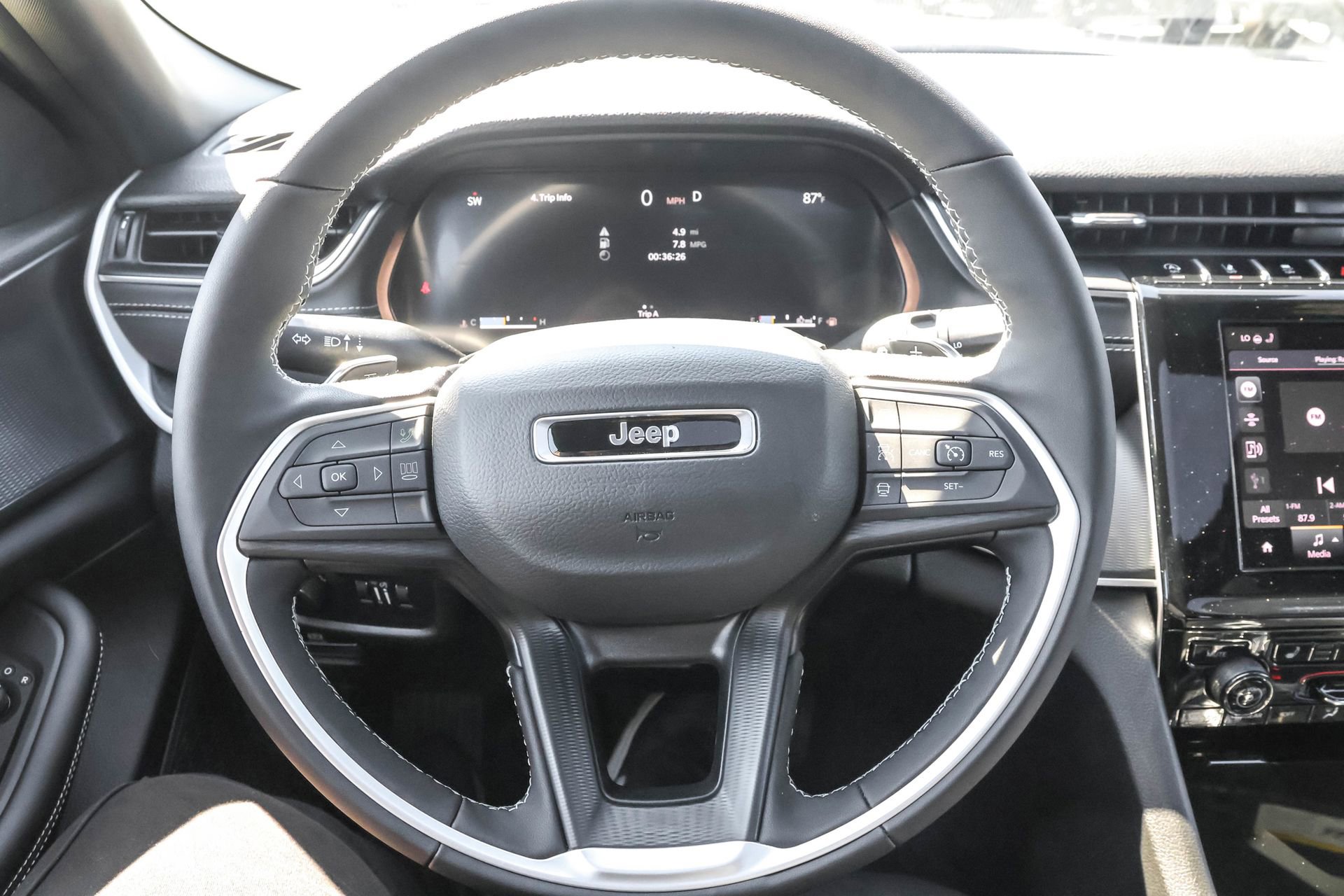 New 2025 Jeep Grand Cherokee Altitude image 27