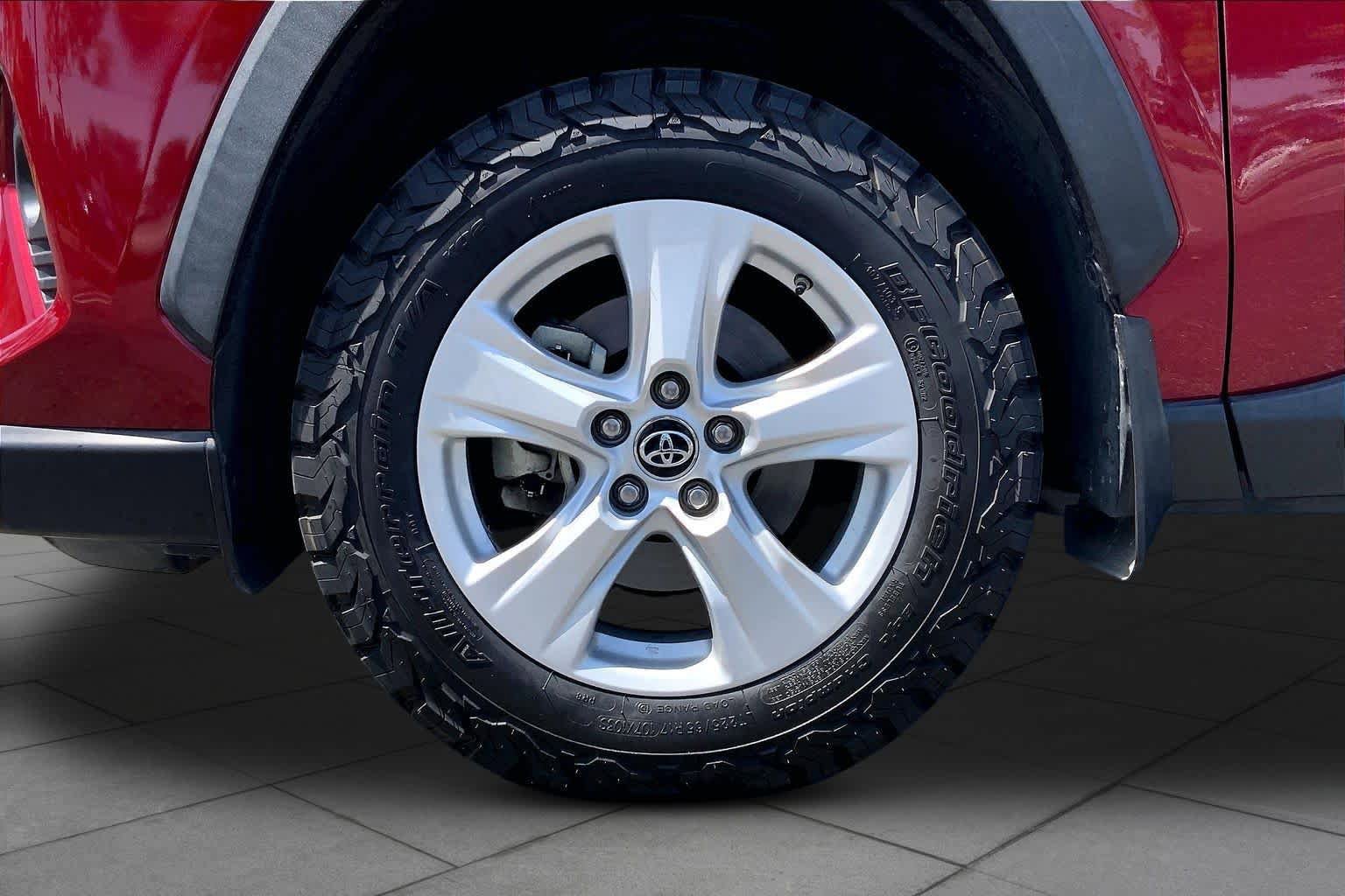 Used 2019 Toyota RAV4 XLE w/ Convenience Package FWD image 10