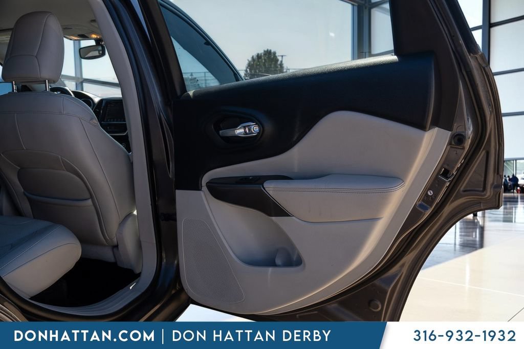 Used 2019 Jeep Cherokee Limited w/ Luxury Group FWD image 21