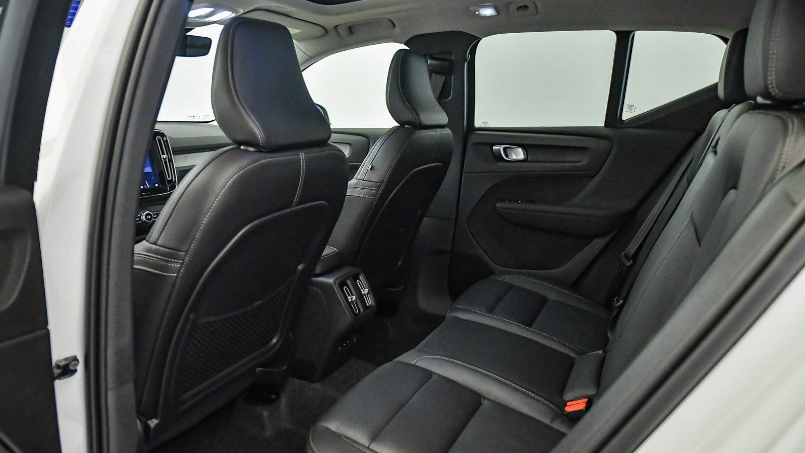 Used 2025 Volvo XC40 B5 Core w/ Protection Package Premier image 4