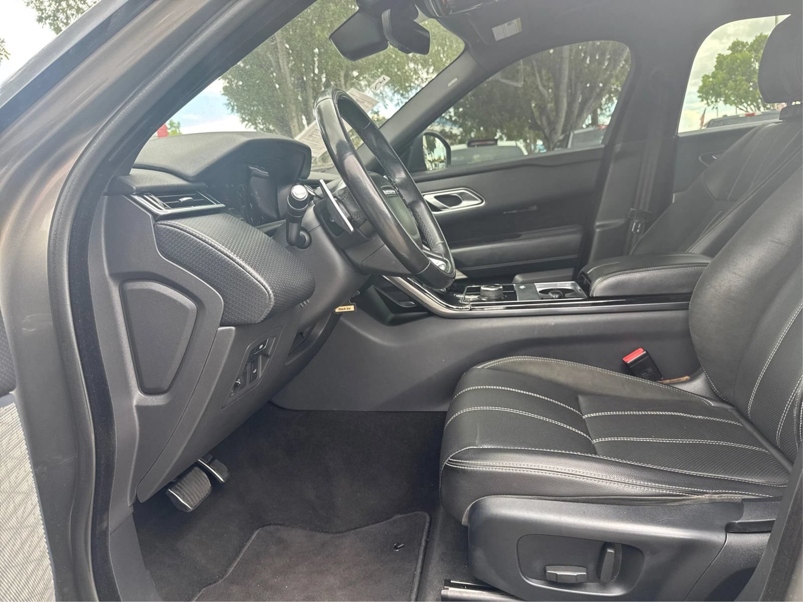 Used 2018 Land Rover Range Rover Velar R-Dynamic SE AWD/4WD image 9