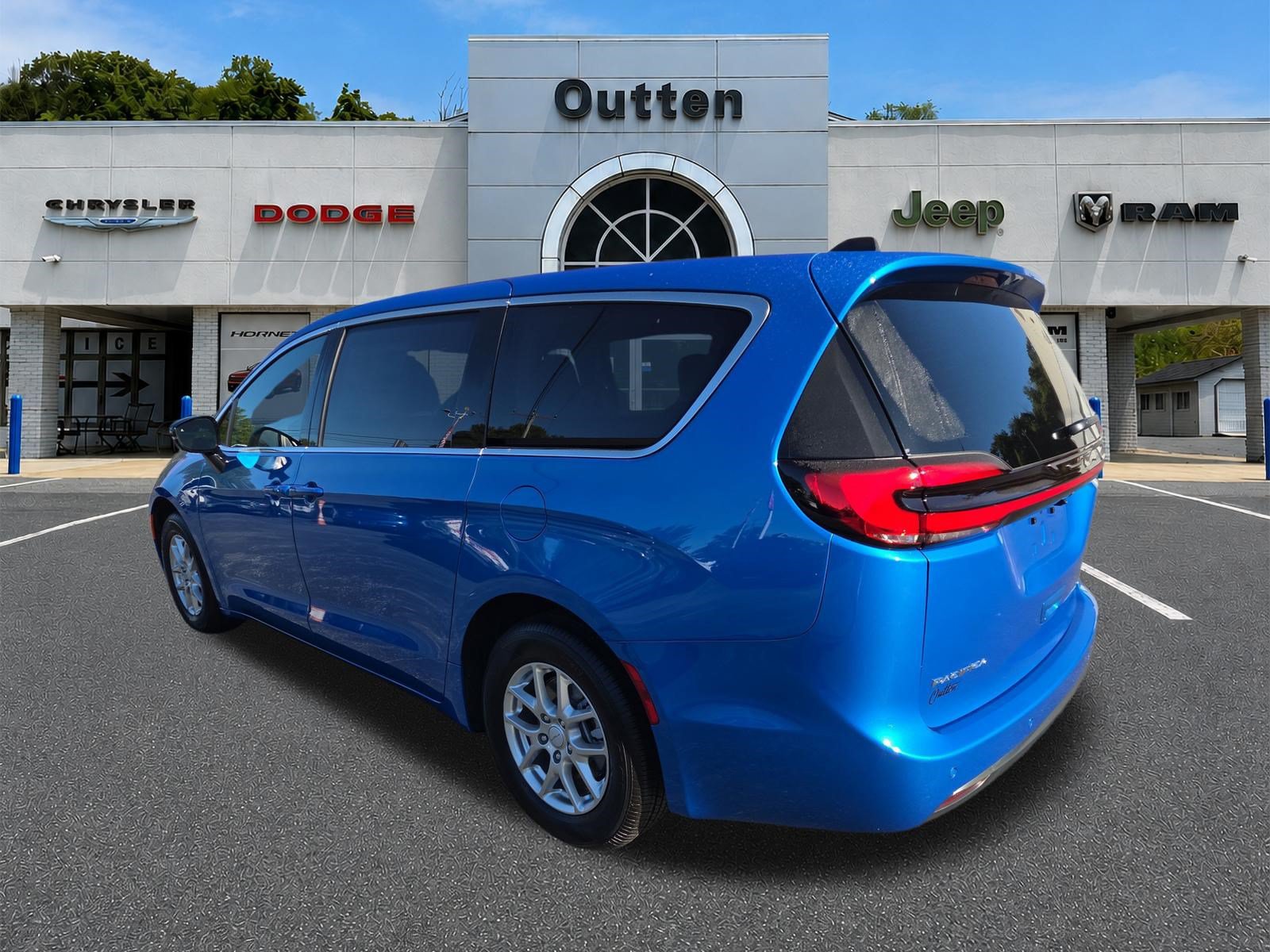 New 2027 Chrysler Pacifica Select FWD image 5