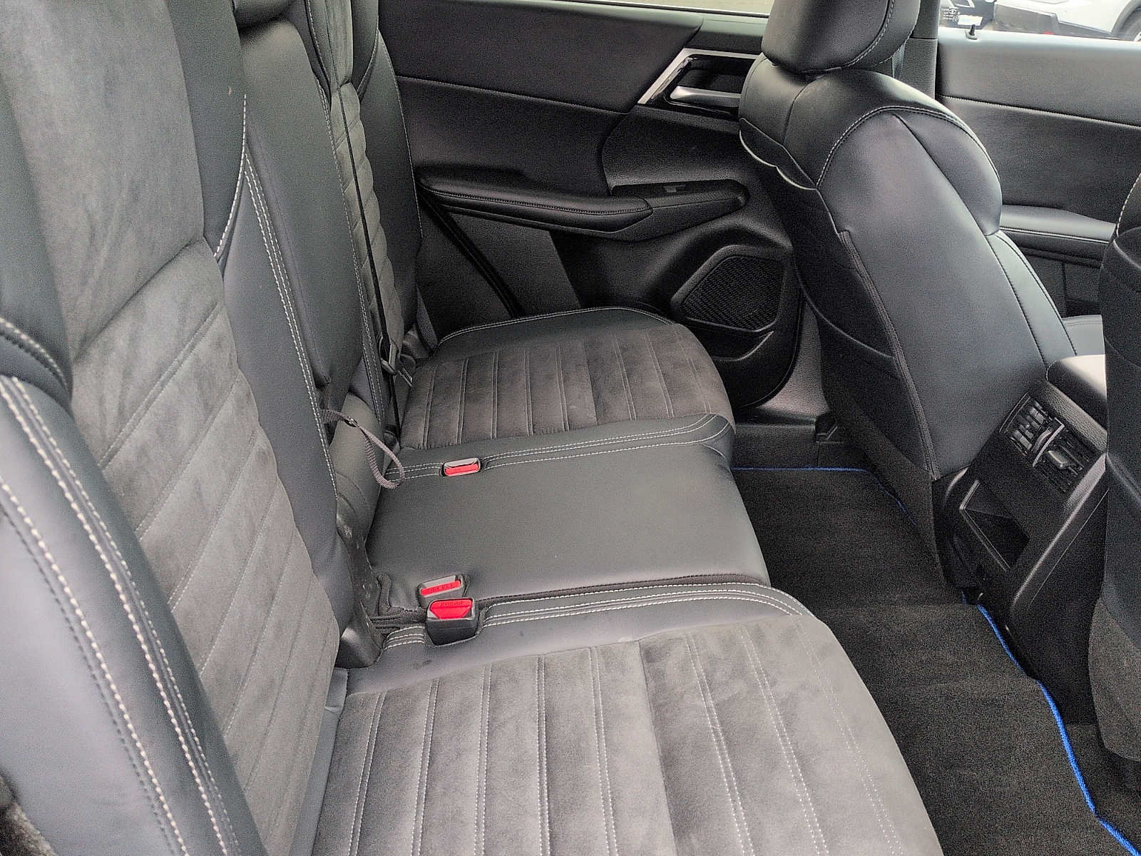 Used 2024 Mitsubishi Outlander SE AWD/4WD image 11