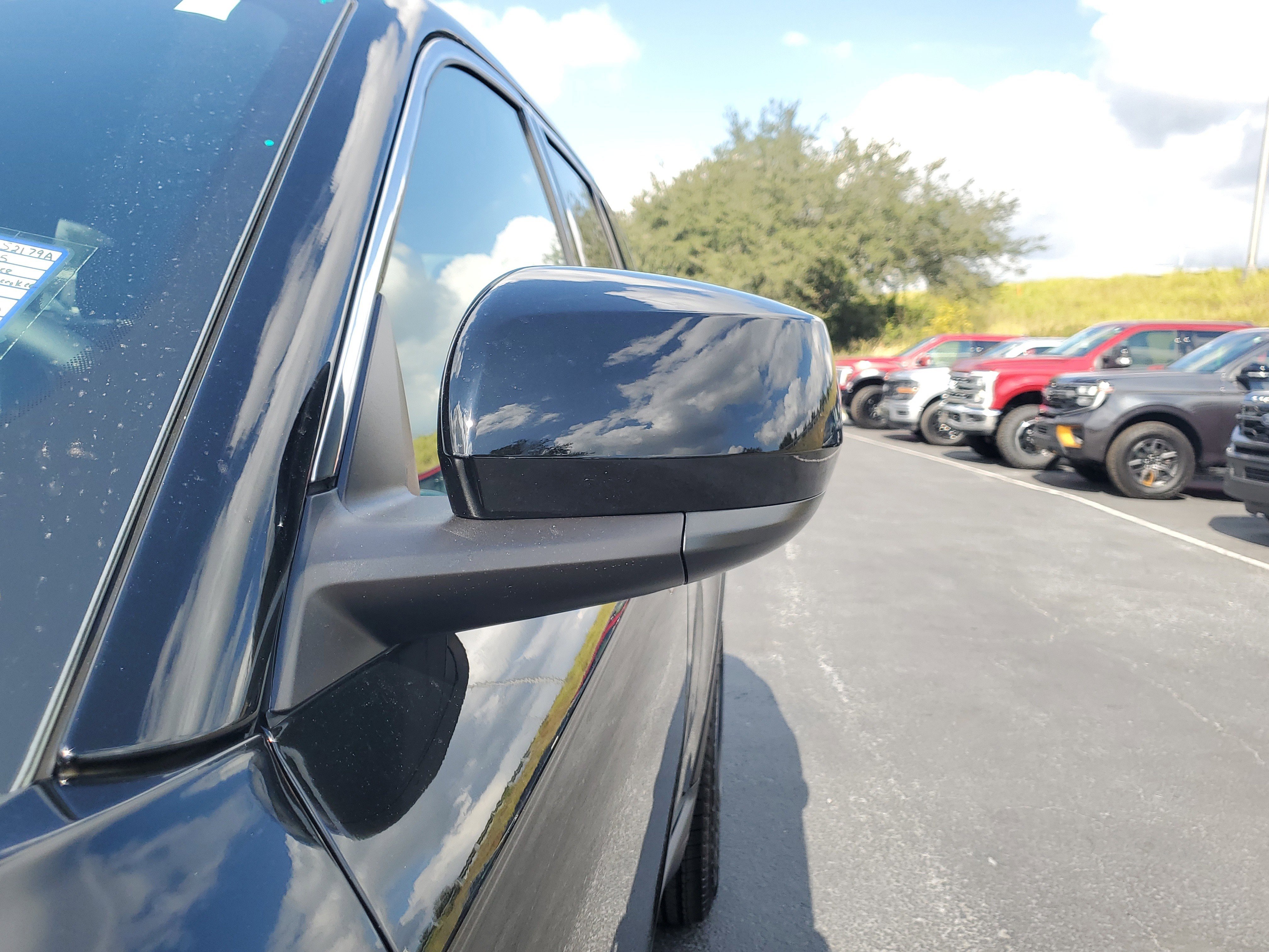 Used 2025 Jeep Grand Cherokee Laredo image 4