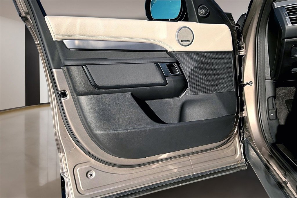 Used 2024 Land Rover Discovery Dynamic SE image 18