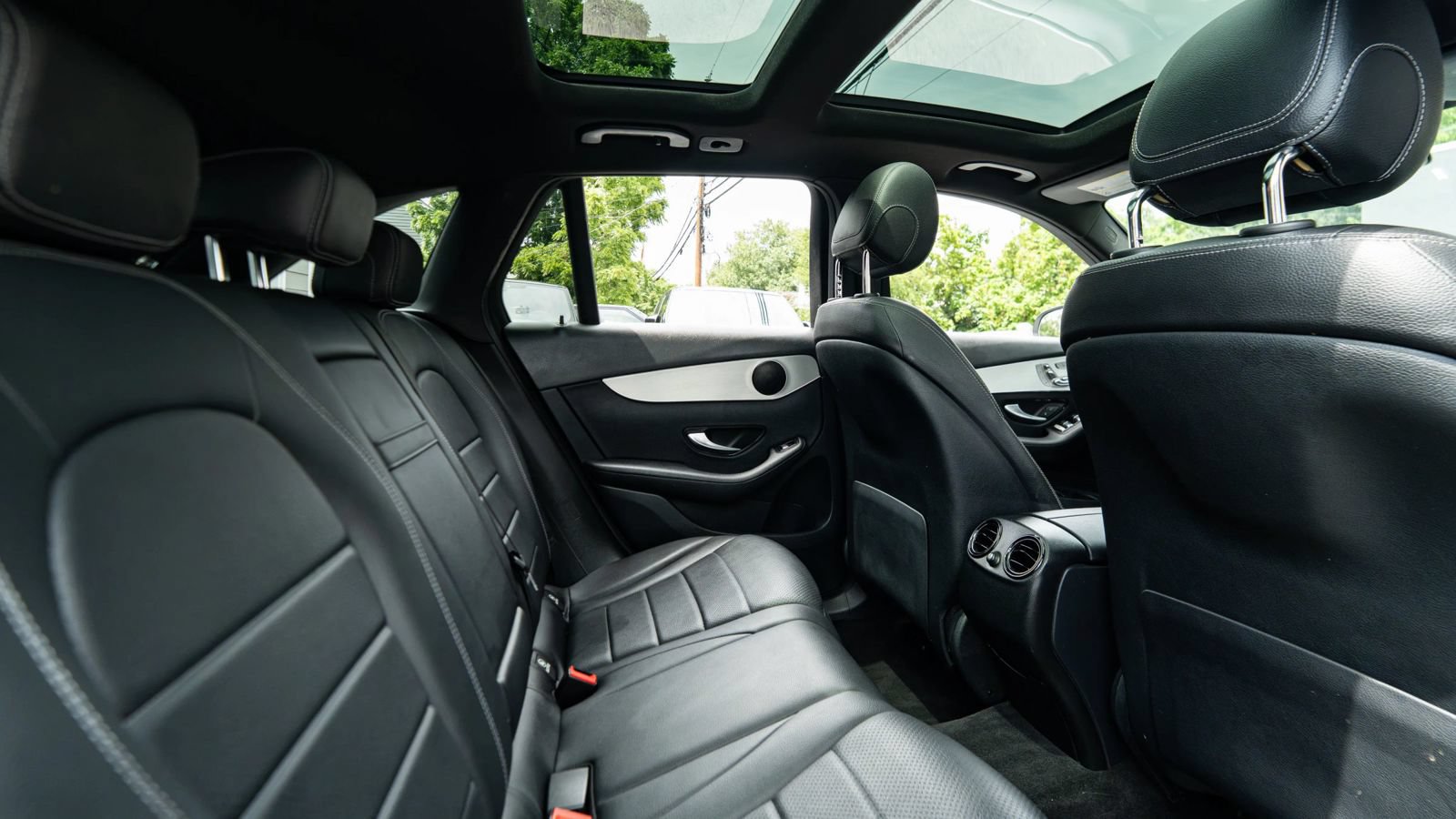 Used 2019 Mercedes-Benz GLC 300 4MATIC w/ Premium Package image 18