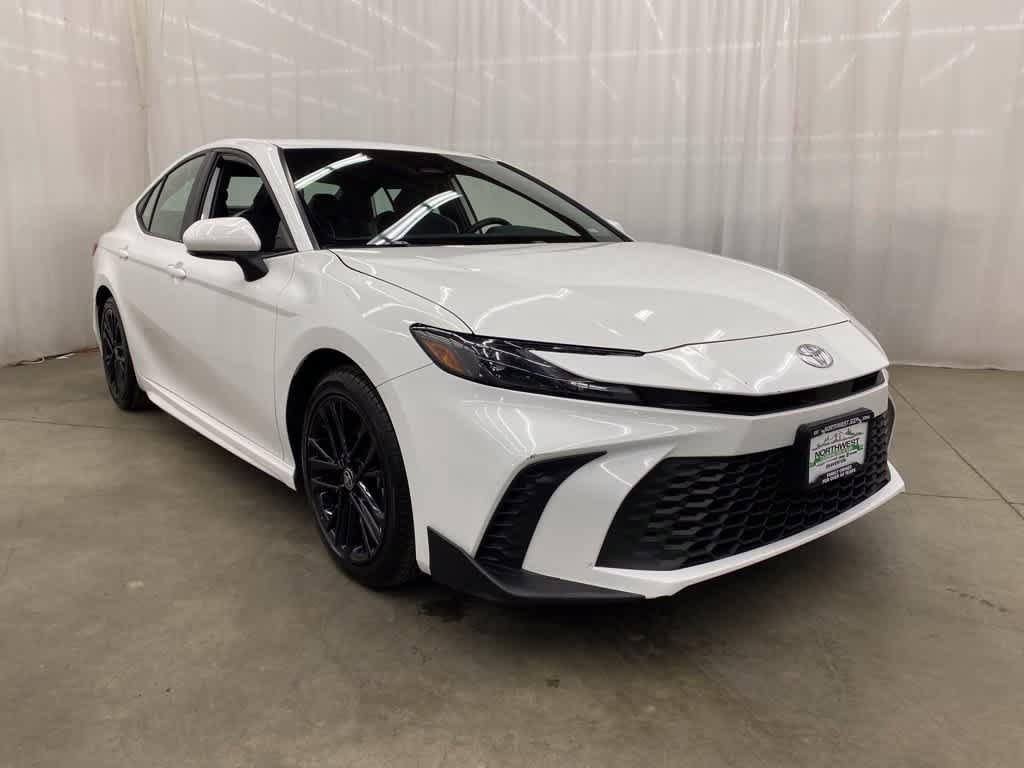 Used 2025 Toyota Camry SE FWD image 2