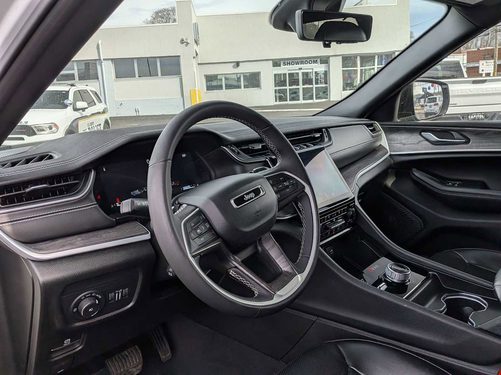 Used 2024 Jeep Grand Cherokee L Limited w/ Luxury Tech Group II image 7