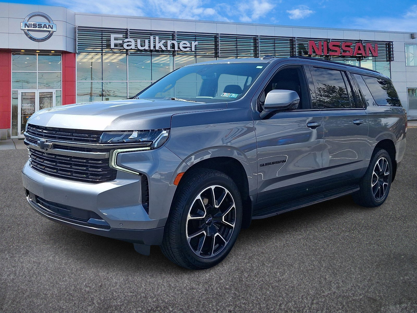 Used 2022 Chevrolet Suburban RST w/ Luxury Package AWD/4WD image 3