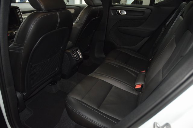 Used 2025 Volvo XC40 B5 Plus image 41