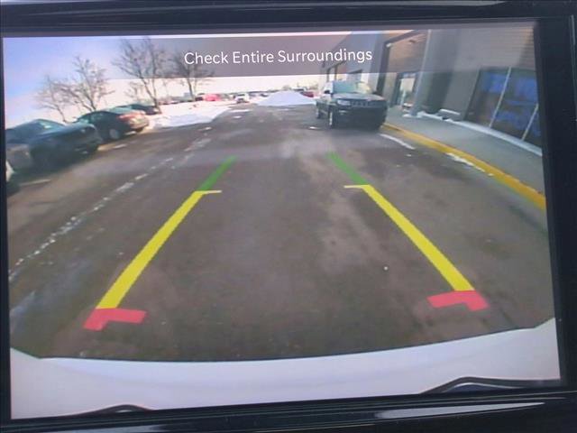 Used 2025 Chrysler Pacifica Limited image 14