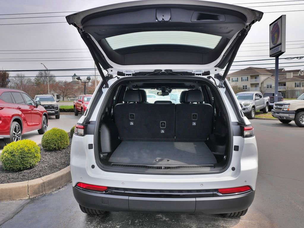 Used 2023 Jeep Grand Cherokee Altitude image 16