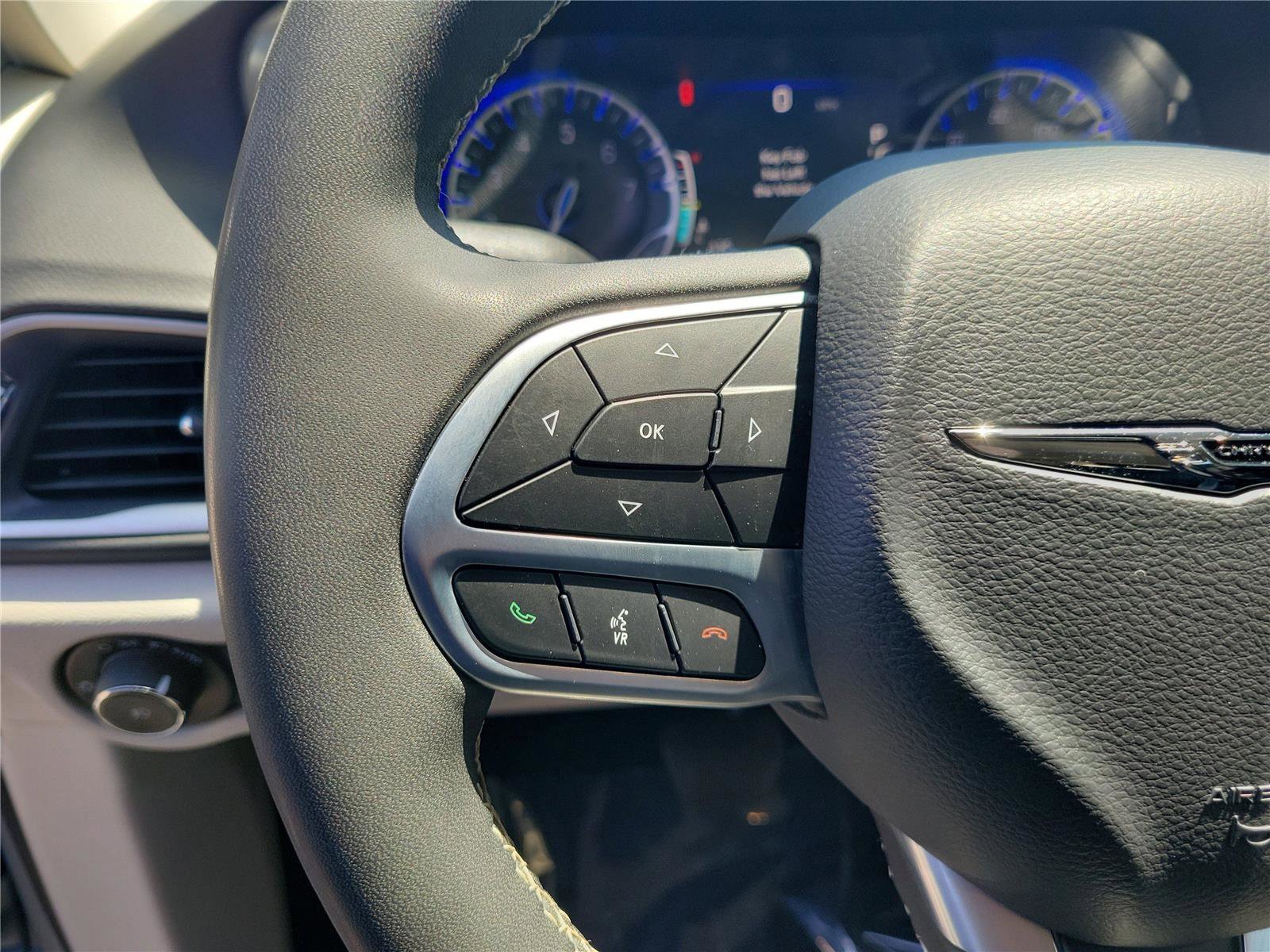 Used 2023 Chrysler Pacifica Touring-L FWD image 23