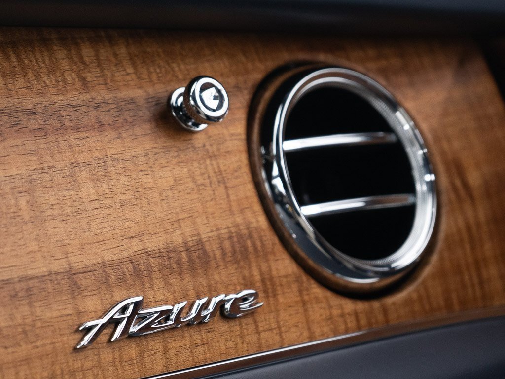 Used 2025 Bentley Bentayga image 43