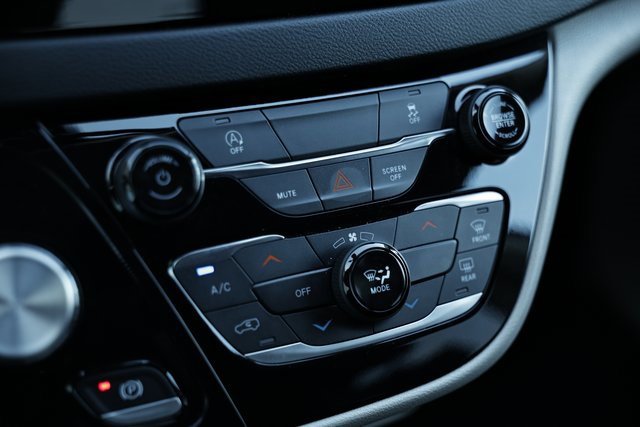 Used 2022 Chrysler Voyager LX image 38