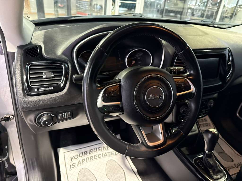 Used 2019 Jeep Compass Latitude FWD image 30