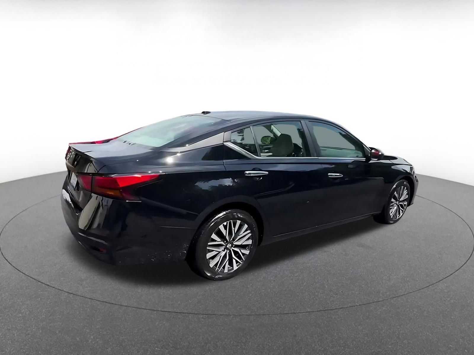 Used 2025 Nissan Altima 2.5 SV FWD image 15
