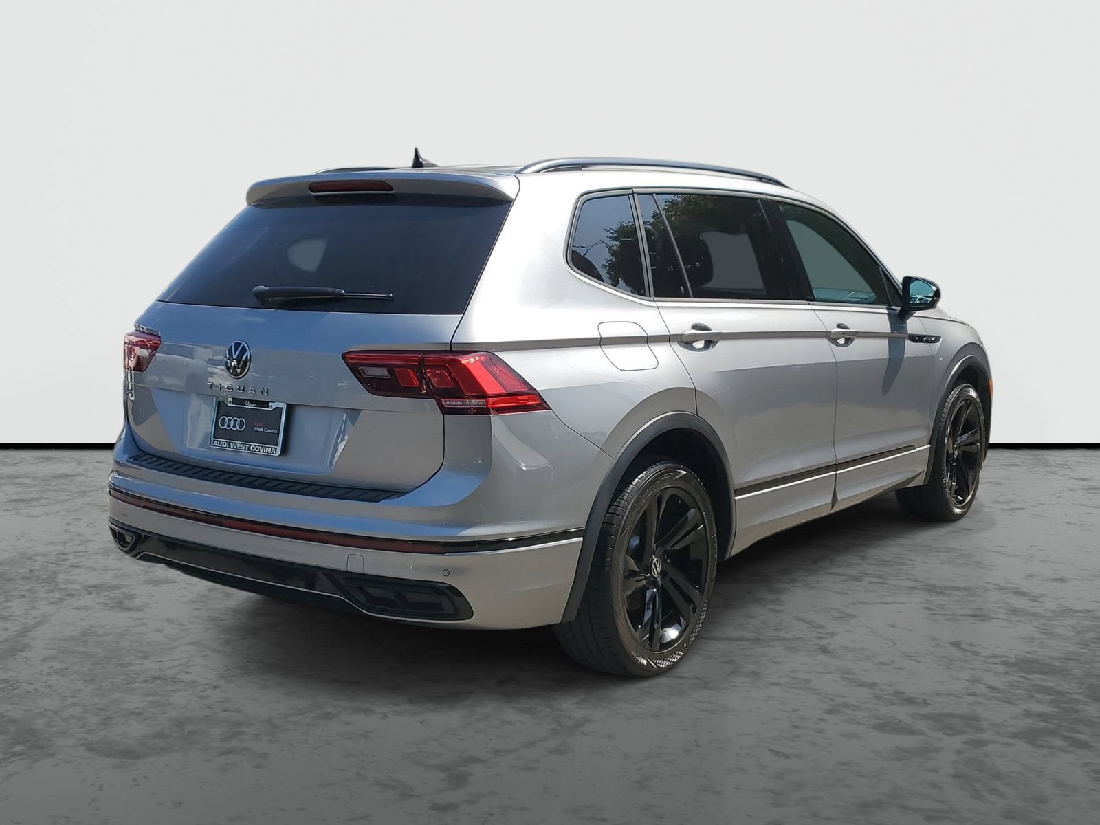 Used 2023 Volkswagen Tiguan SE R-Line FWD image 4