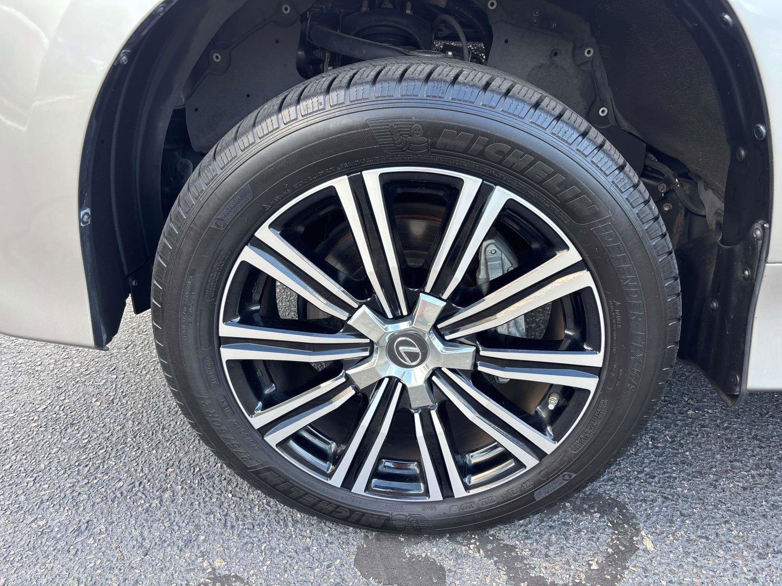 Used 2021 Lexus LX 570 4WD w/ Luxury Package image 9