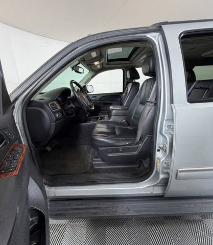 Used 2014 Chevrolet Suburban LT RWD image 10