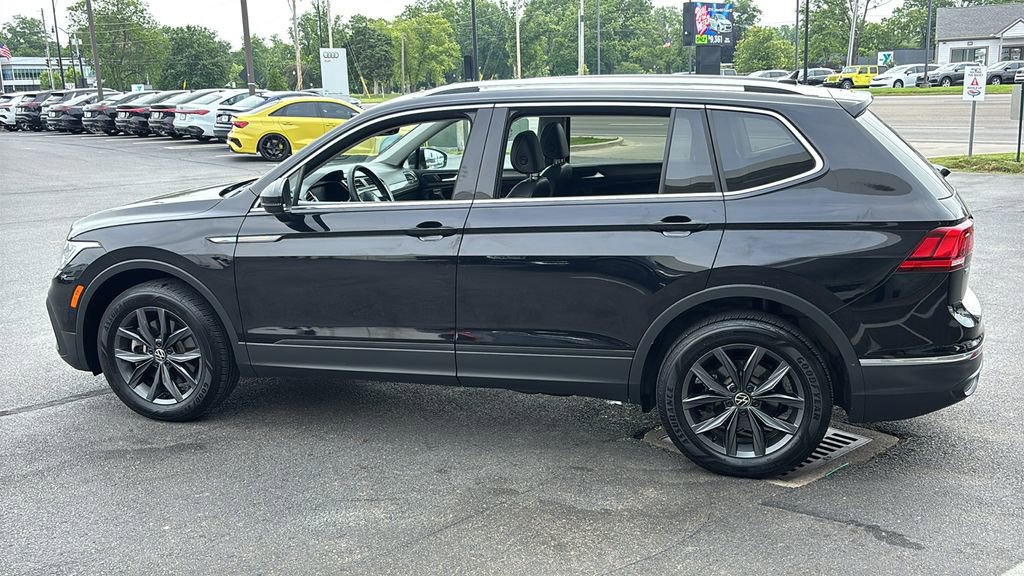 Used 2023 Volkswagen Tiguan SE w/ Panoramic Sunroof Package AWD/4WD image 3