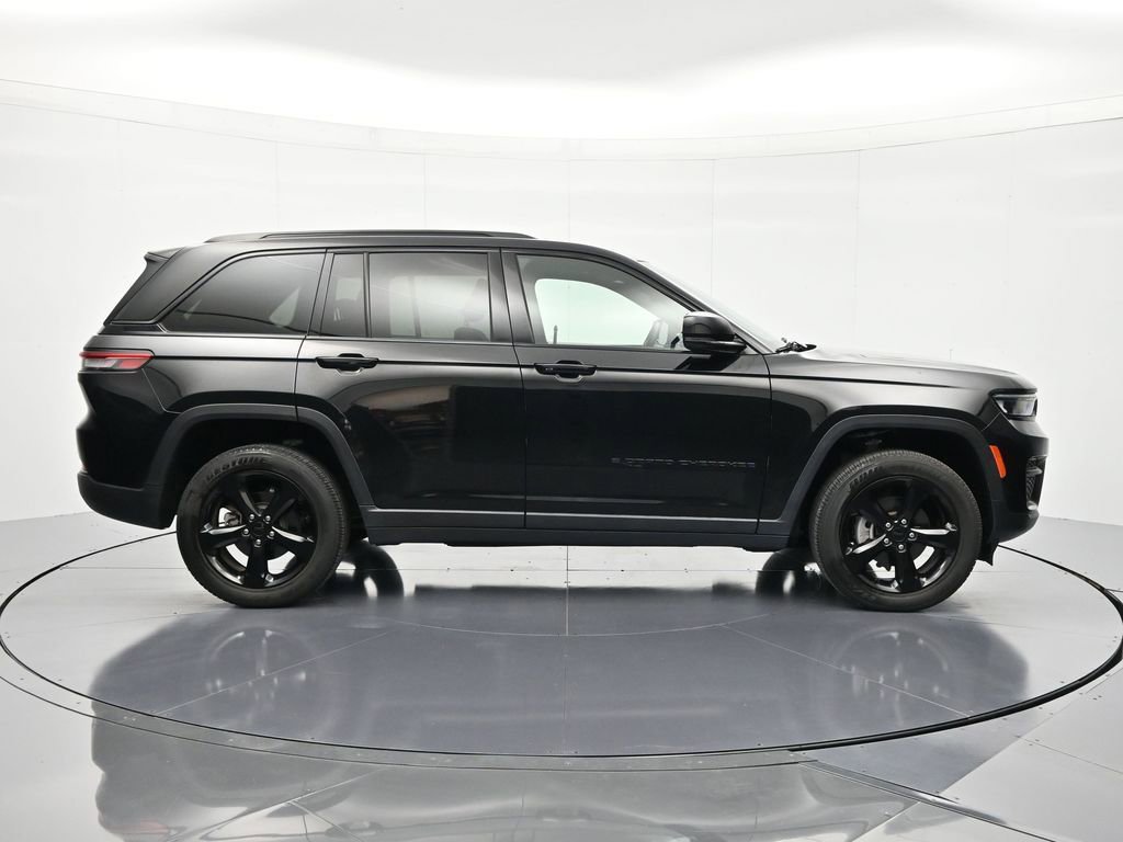 Used 2022 Jeep Grand Cherokee Altitude AWD/4WD image 4