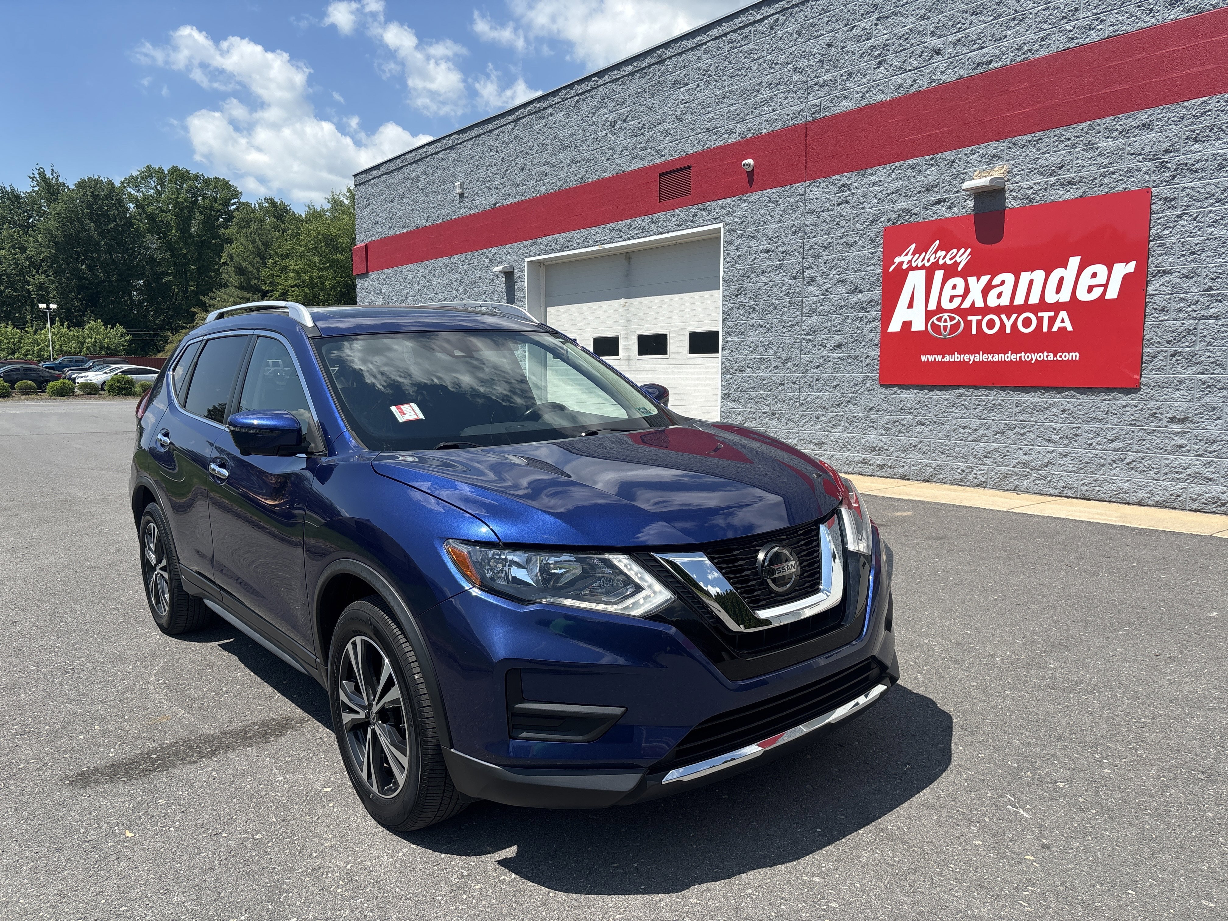 Used 2019 Nissan Rogue SV w/ Sun & Sound Touring Package AWD/4WD image 1