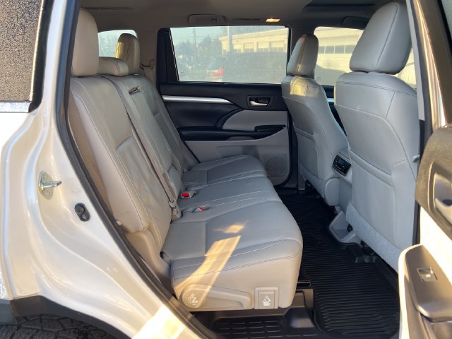 Used 2017 Toyota Highlander XLE AWD/4WD image 10
