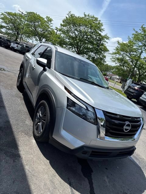 Used 2025 Nissan Pathfinder SV AWD/4WD image 2
