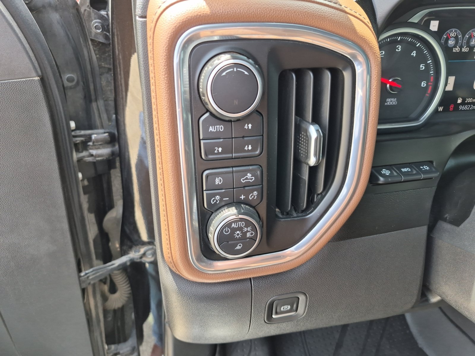 Used 2019 Chevrolet Silverado 1500 High Country w/ Technology Package AWD/4WD image 28