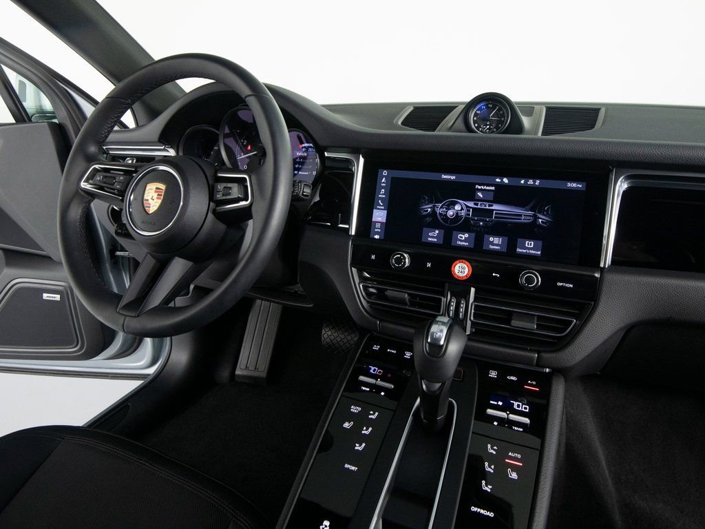 Certified 2025 Porsche Macan AWD/4WD image 30