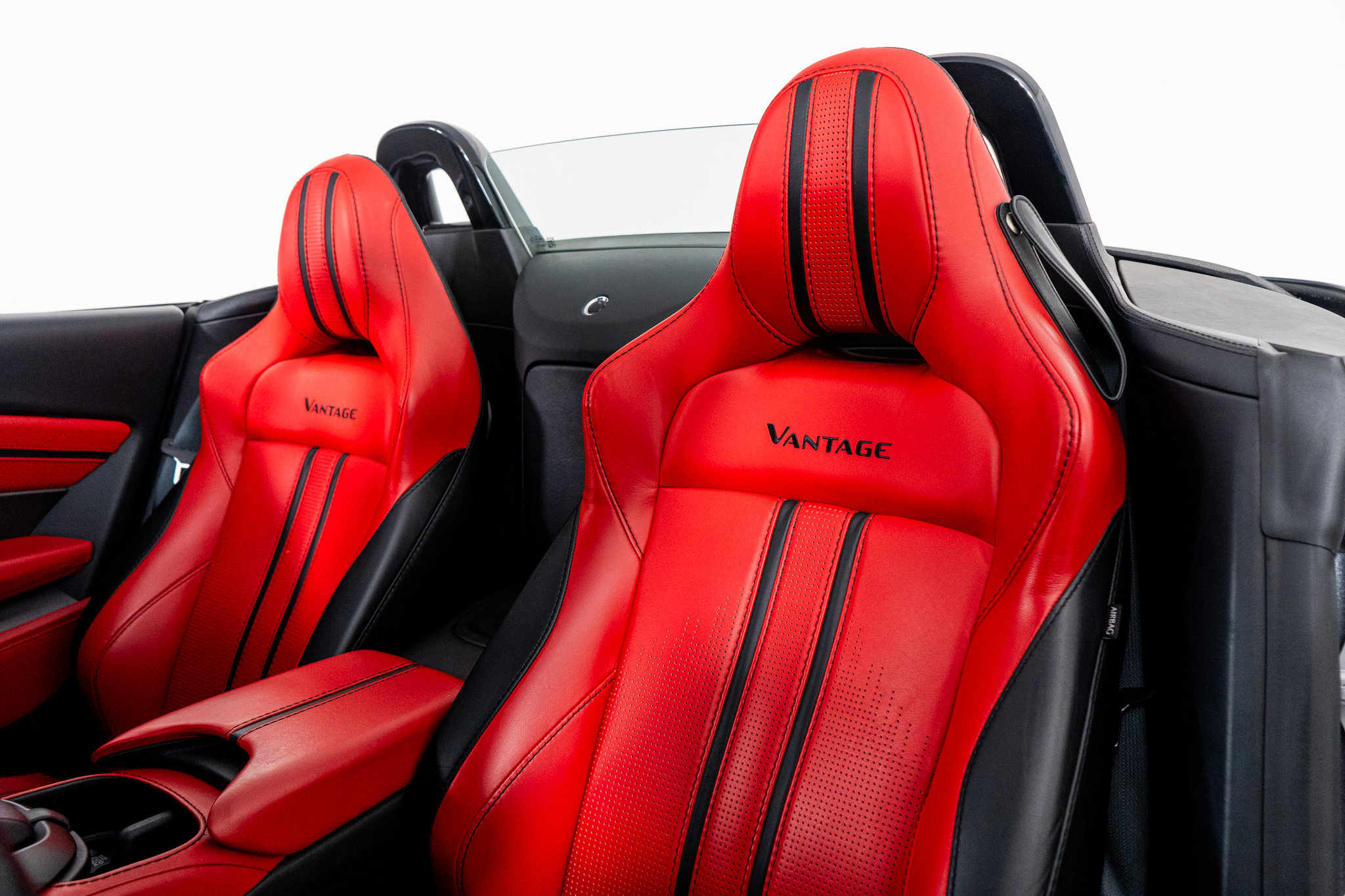 Used 2021 Aston Martin V8 Vantage Roadster image 3