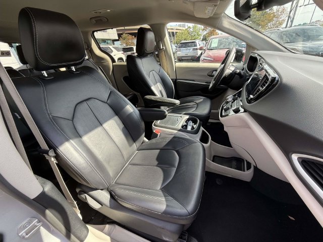 Used 2024 Chrysler Pacifica Touring-L FWD image 10