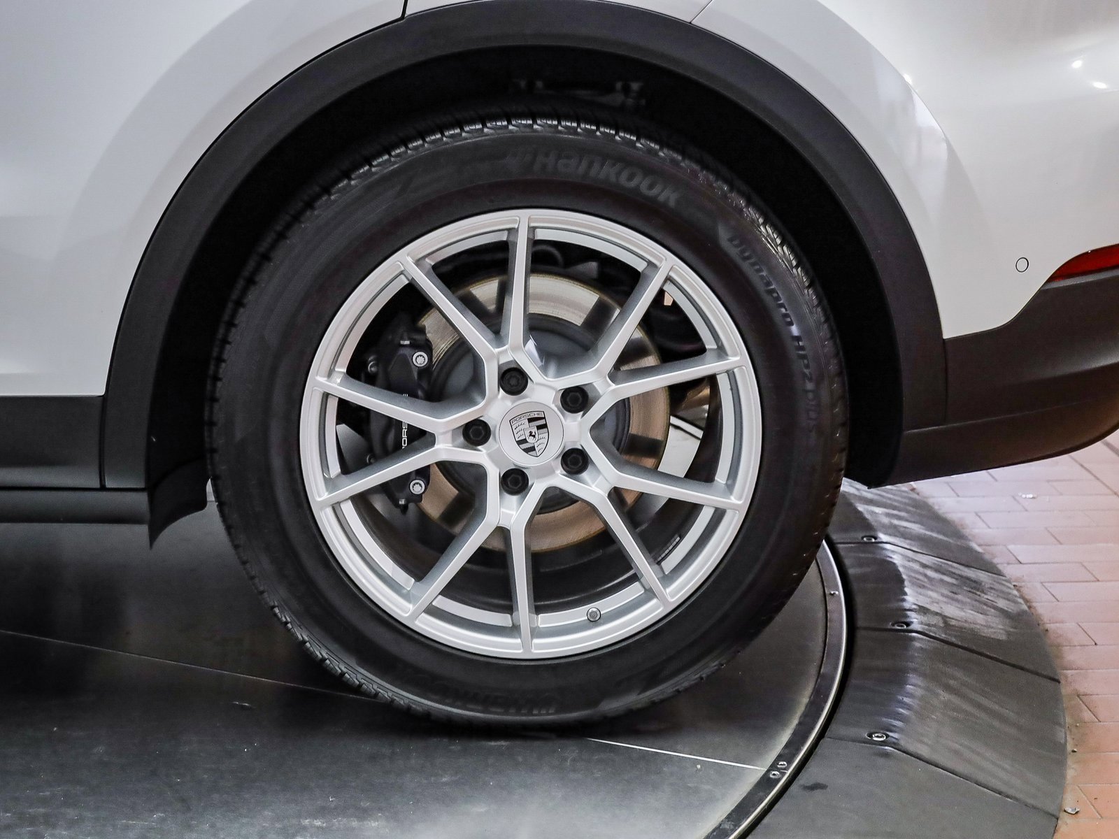 Used 2025 Porsche Cayenne image 9