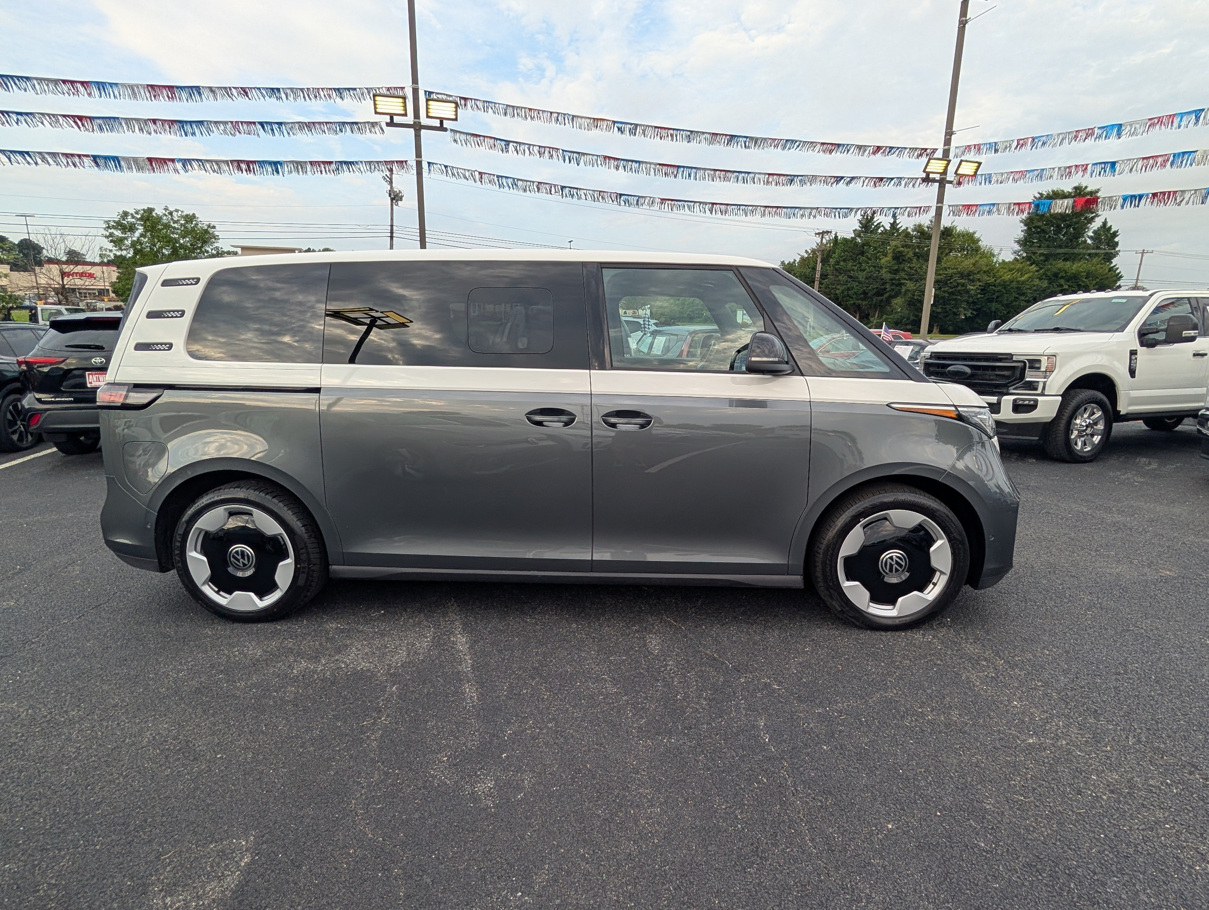 Used 2025 Volkswagen ID. Buzz Pro S Plus w/ Cupholders Package AWD/4WD image 2