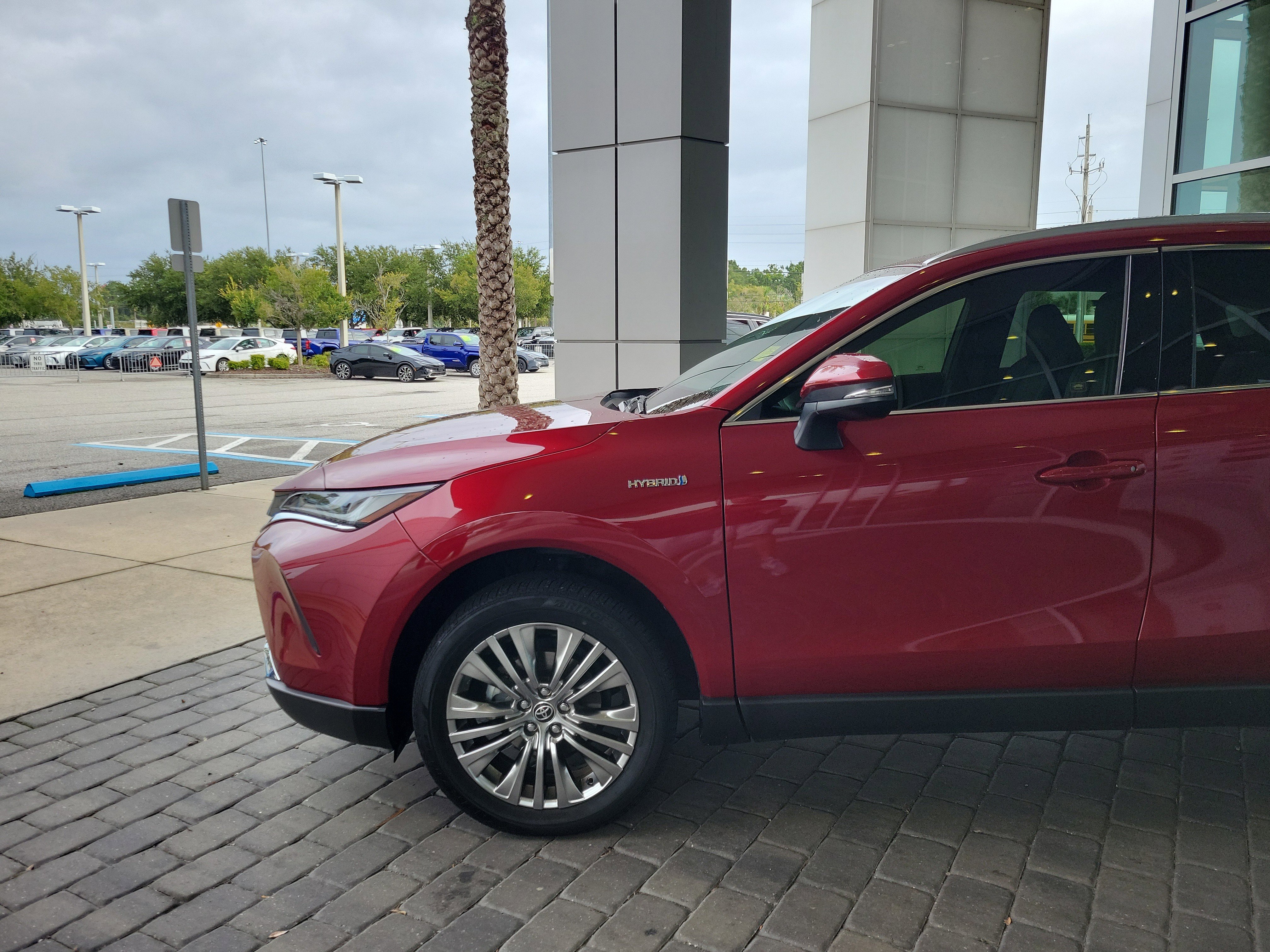 Certified 2021 Toyota Venza XLE image 2