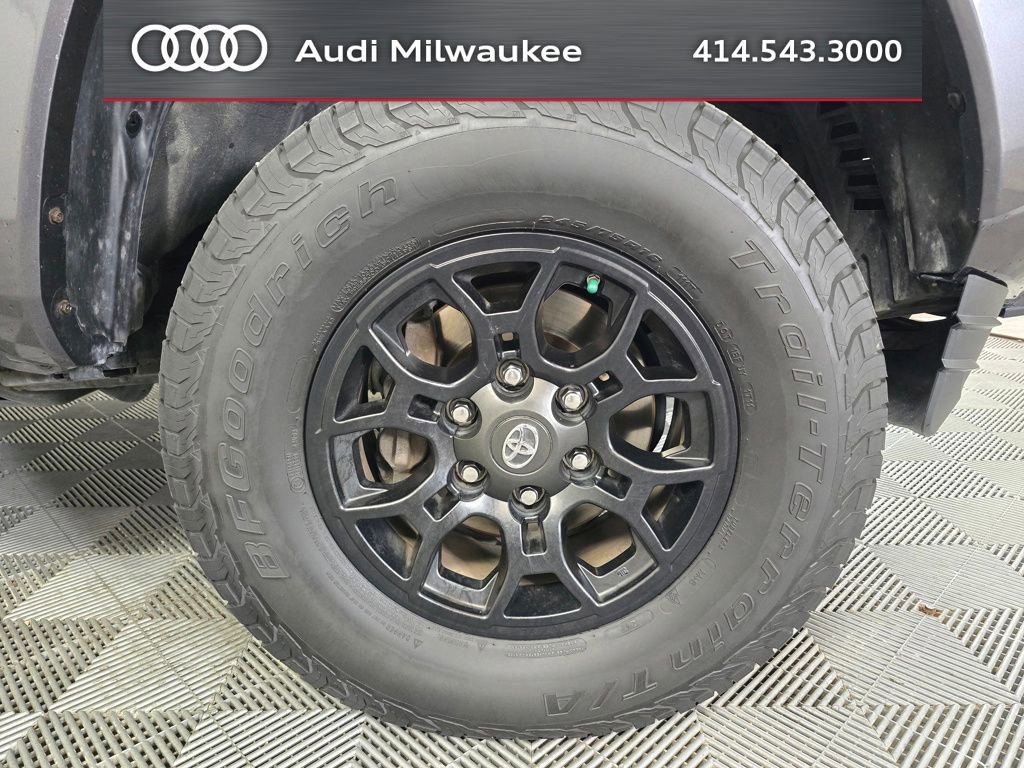 Used 2020 Toyota Tacoma SR5 AWD/4WD image 2
