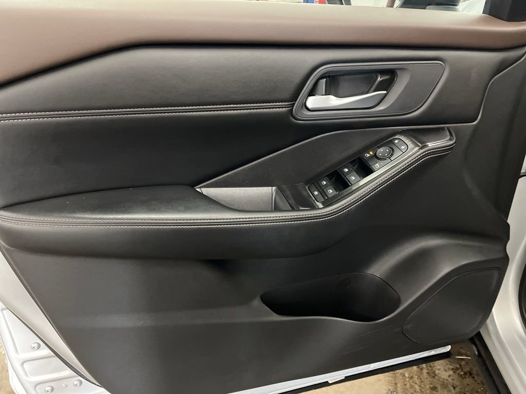 Certified 2023 Nissan Rogue SV w/ SV Premium B Package AWD/4WD image 17