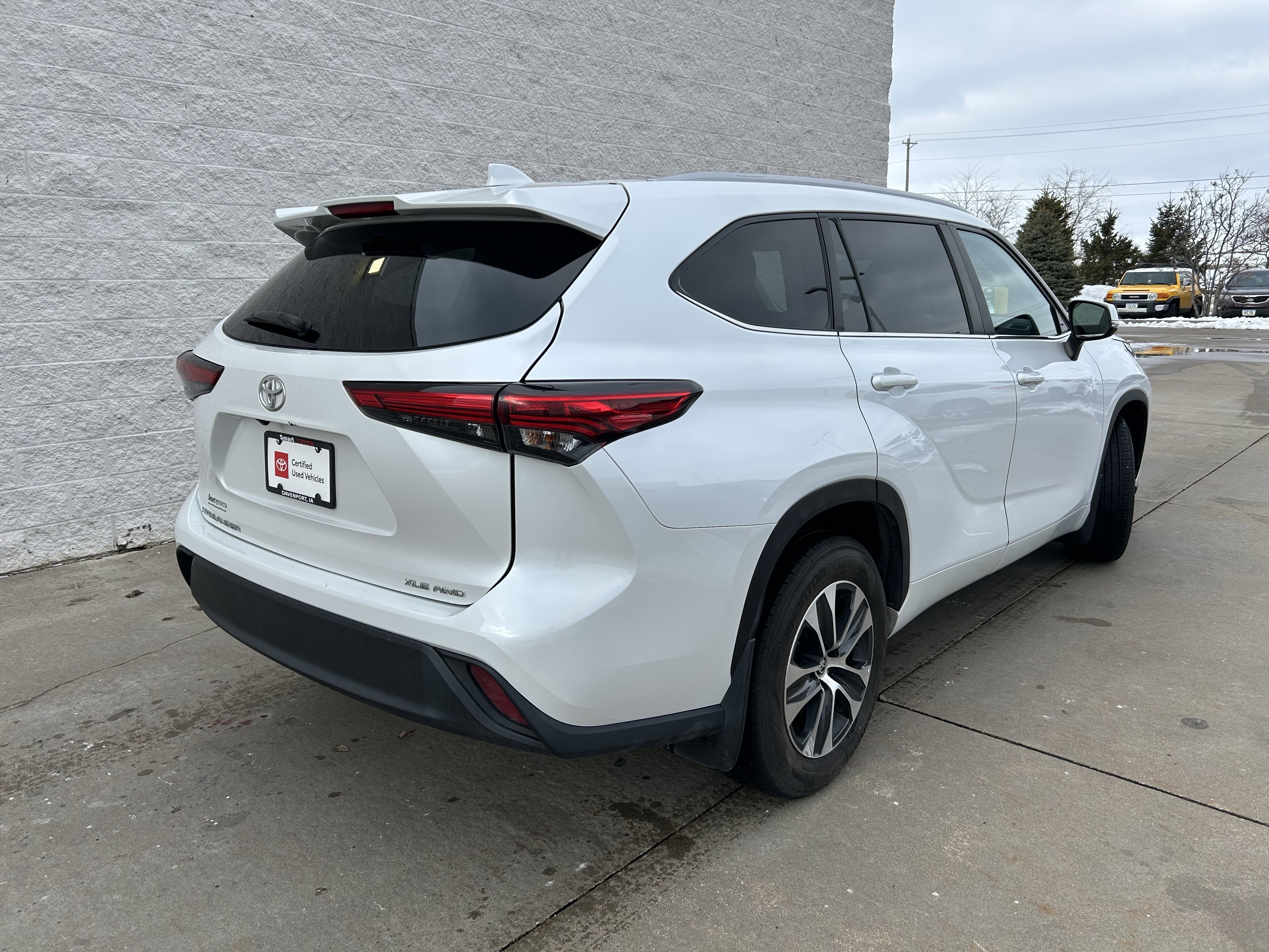 Certified 2023 Toyota Highlander XLE image 6