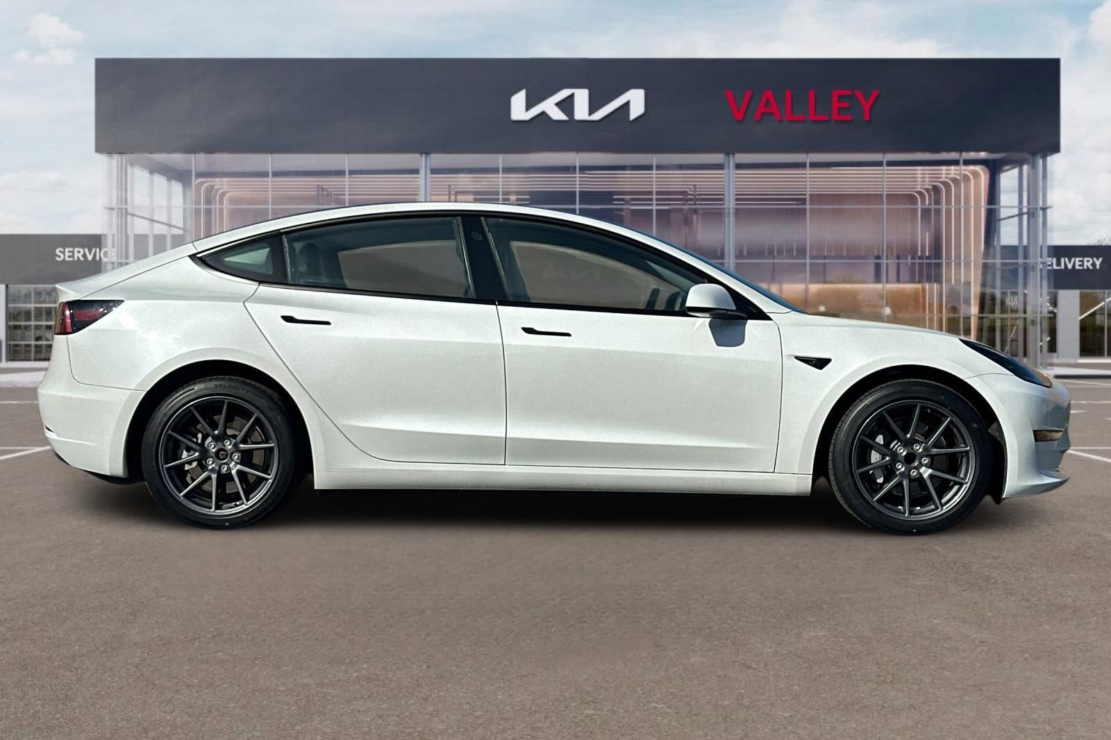 Used 2023 Tesla Model 3 Standard Range image 3