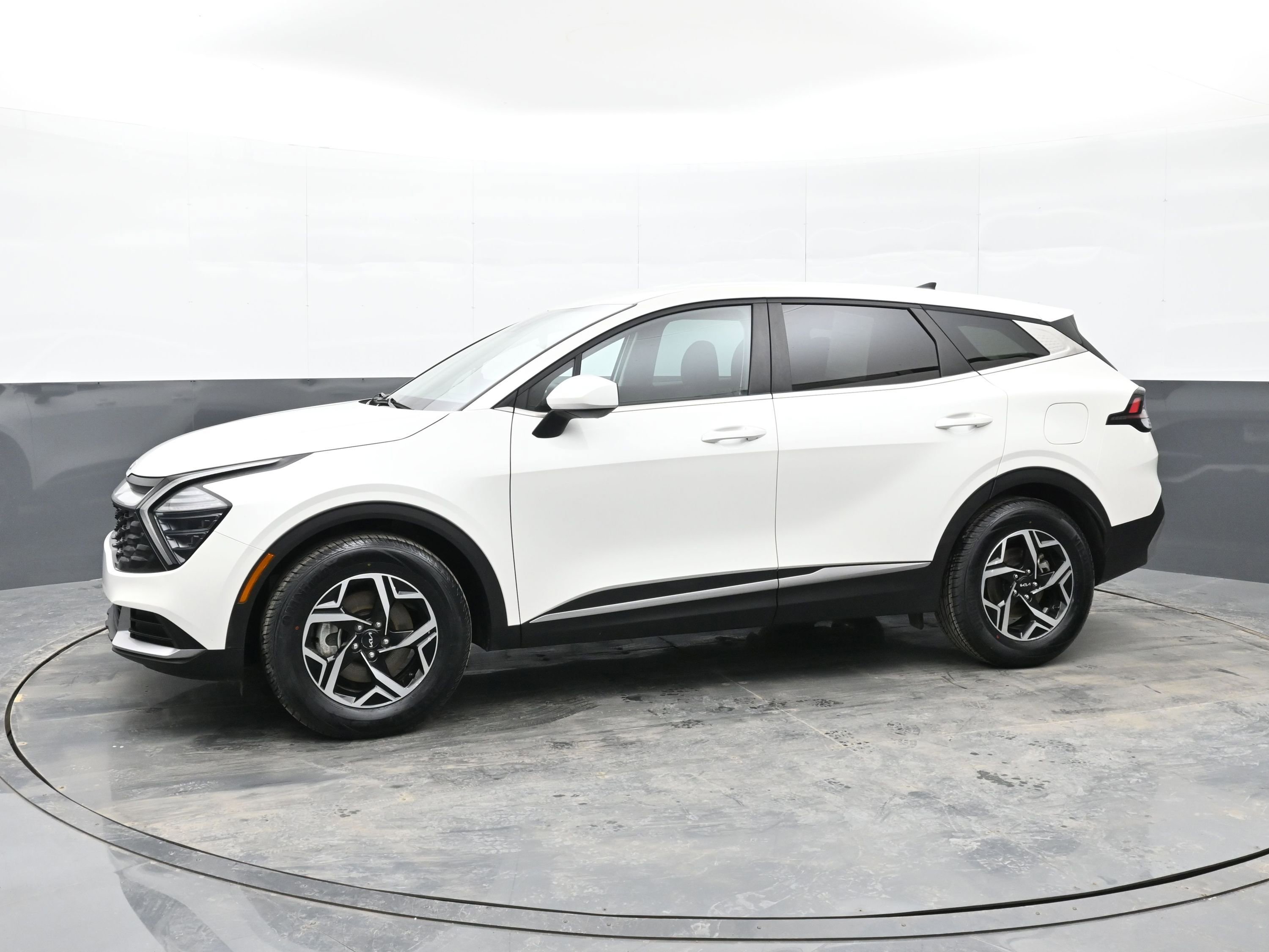 Used 2024 Kia Sportage LX image 5