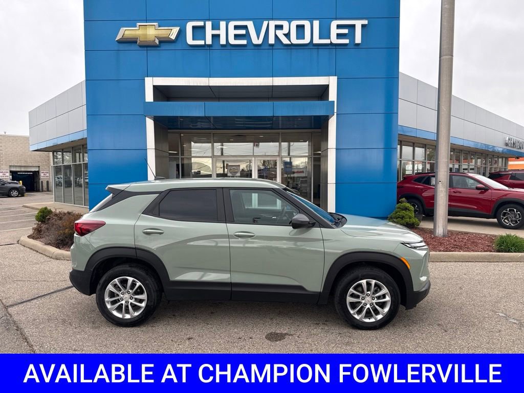 Used 2025 Chevrolet TrailBlazer LS w/ LS Convenience Package AWD/4WD image 2